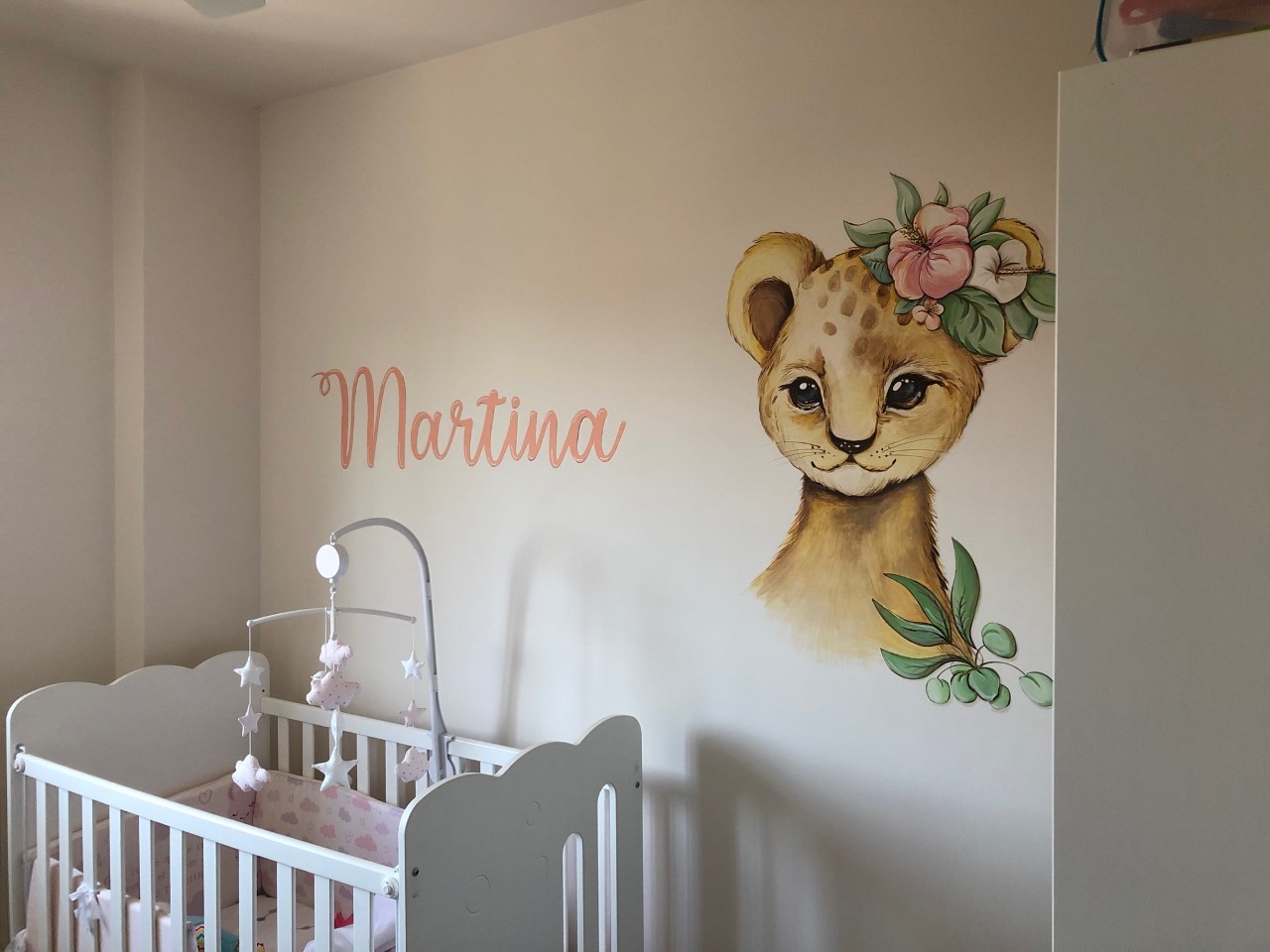 mural infantil pintado en pared de leon con nombre del bebe personalizado